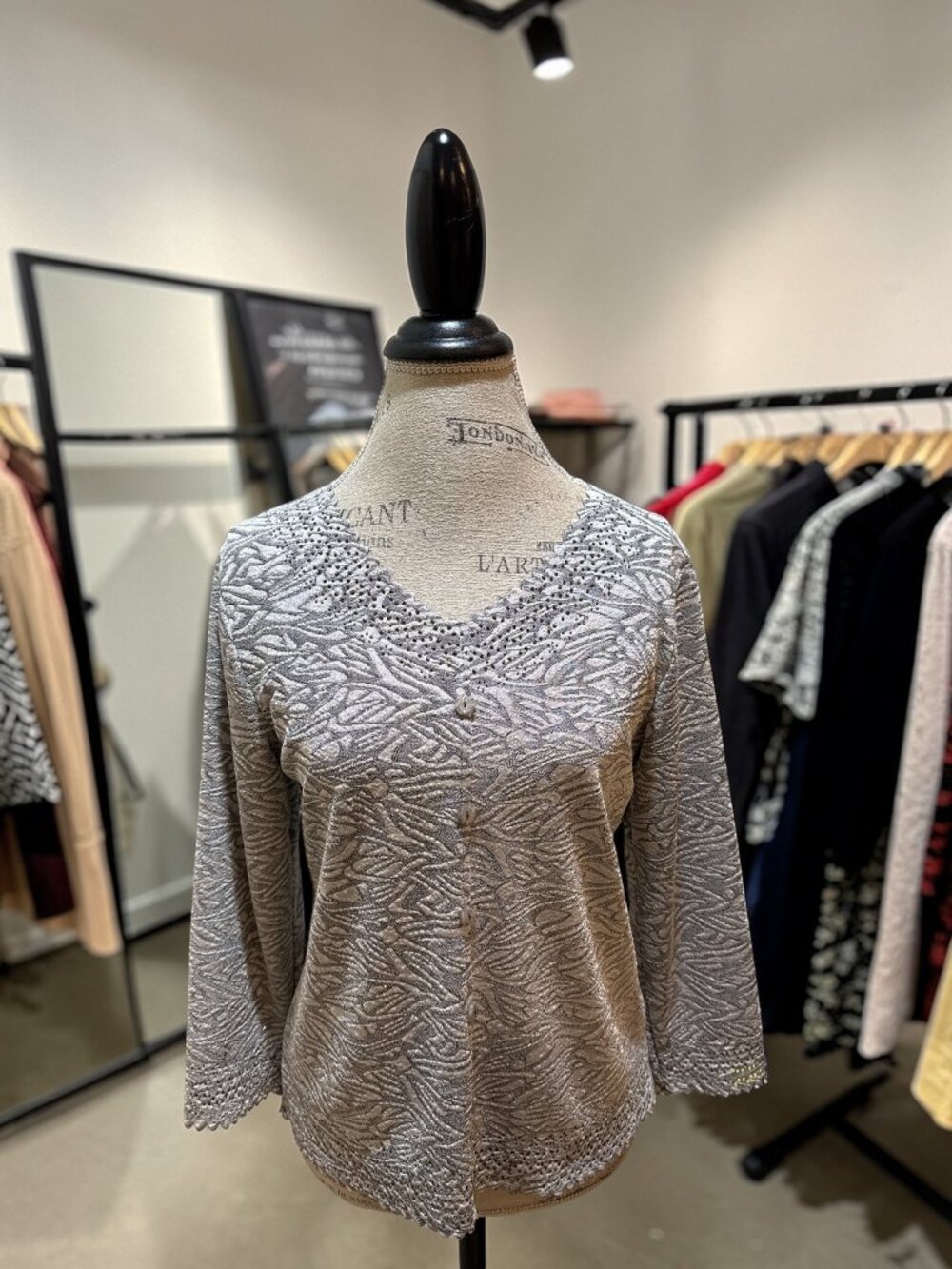Belle Amie Sz. LP Gray & Silver Textured Sparkle Cut-Out V-Neck 3/4 Sleeve Top